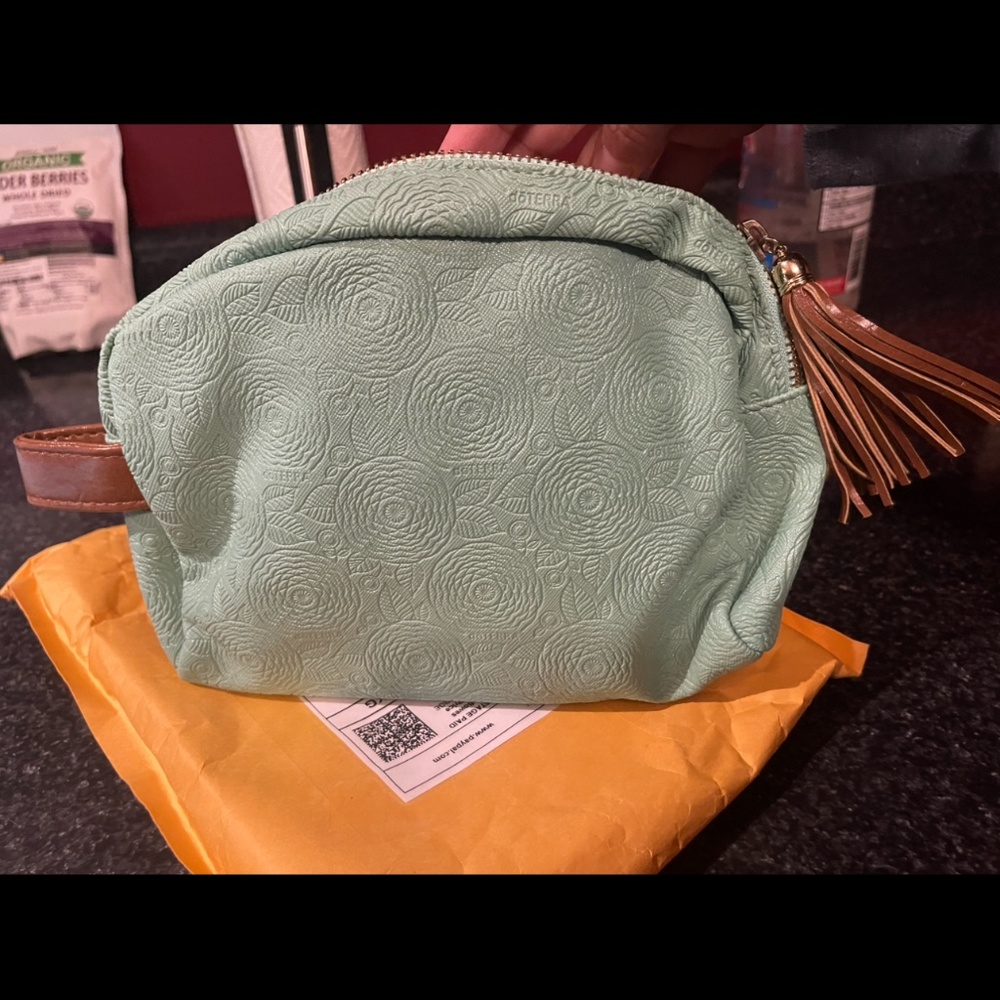 New doterra mint green oil holder for travel or other oil items
